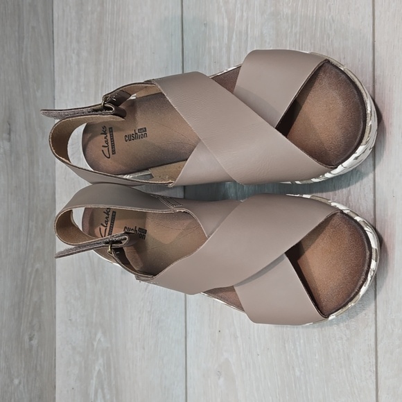 Clarks Collection Cushion Soft Women's Tan Wedge Leather Sandals Shoes Sz 8.5 - Picture 3 of 13
